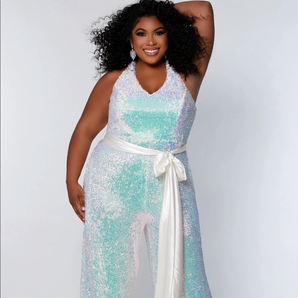 Johnathon Kane from Sydney’s closet.  This is not in the stores yet.  Size20w